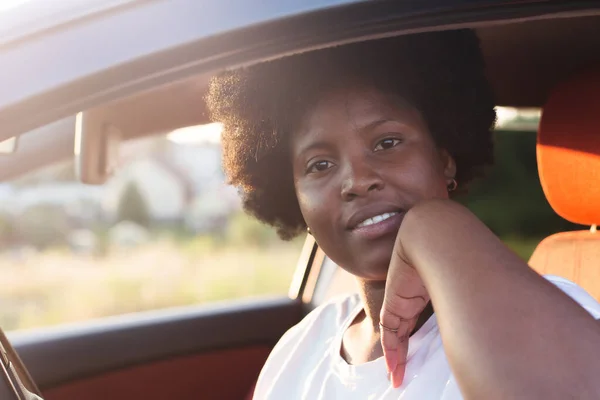 Gelukkig Afrikaans Amerikaans Vrouw Een Auto Lifestyle — Stockfoto