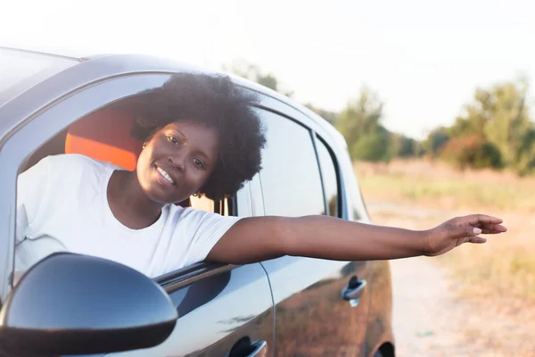 Gelukkig Afrikaans Amerikaans Vrouw Een Auto Lifestyle — Stockfoto