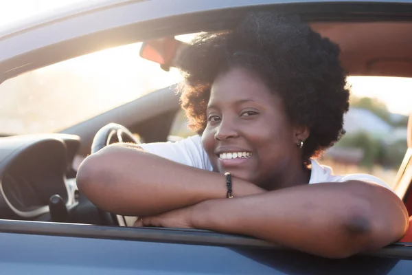 Gelukkig Afrikaans Amerikaans Vrouw Een Auto Lifestyle — Stockfoto