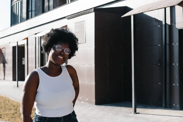 Glad Afroamerikansk Kvinna Går Nerför Gatan Sommaren — Stockfoto