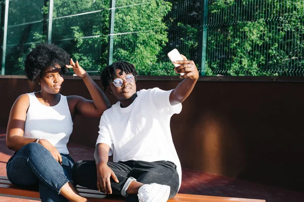 Två Glada Afroamerikanska Kvinnor Tar Selfies Gatan Sommaren — Stockfoto