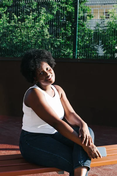 Porträtt Glad Afroamerikansk Kvinna Gatan Sommaren — Stockfoto