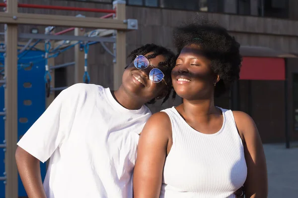 Two Happy African American Women Communicate Laugh Street Summer — Stock Photo, Image