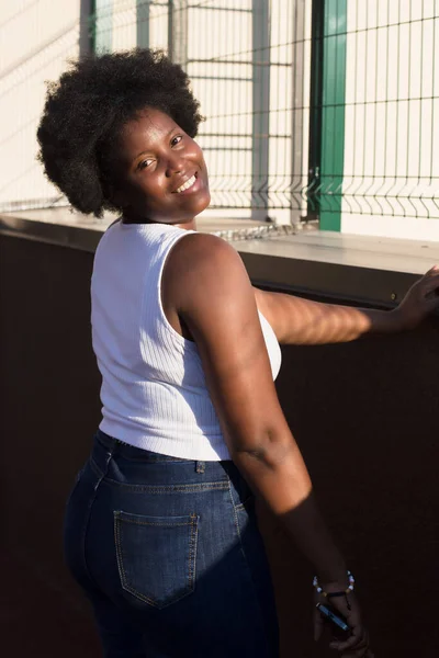 夏天一位快乐的非洲裔美国妇女在街上的画像 — 图库照片