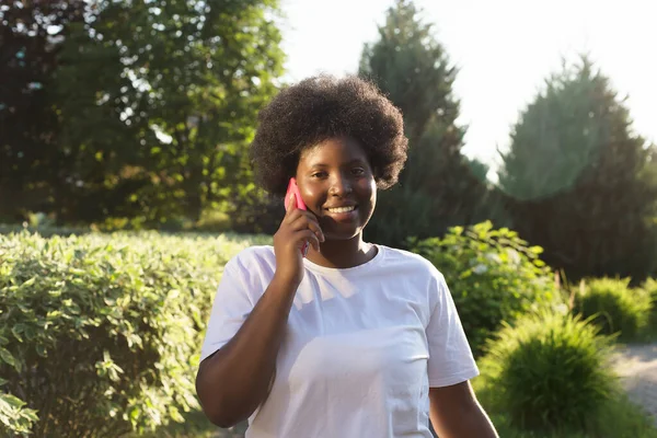 Mujer Afroamericana Feliz Con Teléfono Calle Verano — Foto de Stock
