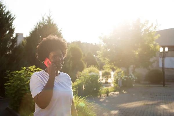 Mujer Afroamericana Feliz Con Teléfono Calle Verano — Foto de Stock