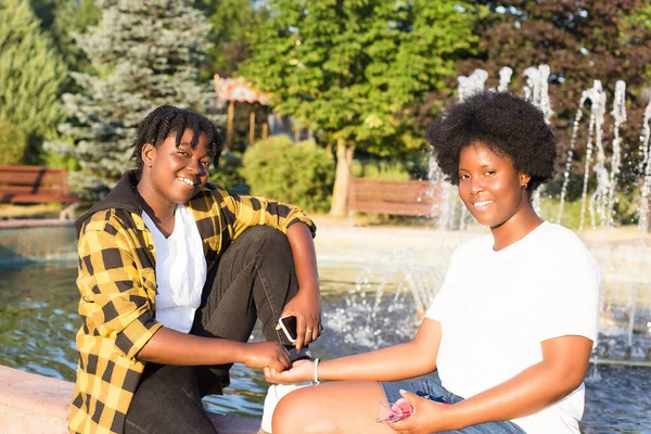 Två Glada Afroamerikanska Kvinnor Går Nerför Gatan Sommaren — Stockfoto