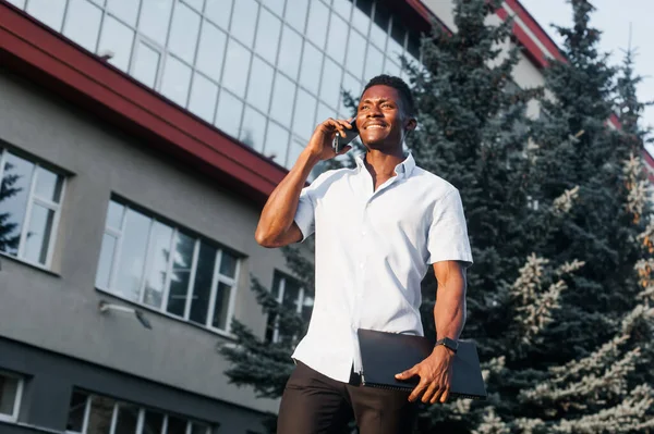 Americano Africano Feliz Con Teléfono Calle — Foto de Stock