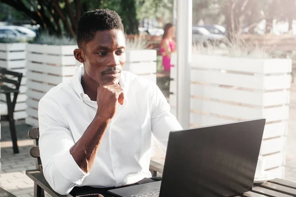 Hombre Negocios Afroamericano Trabaja Una Laptop Café Freelancer — Foto de Stock