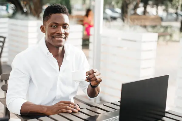 Hombre Negocios Afroamericano Trabaja Una Laptop Café Freelancer — Foto de Stock