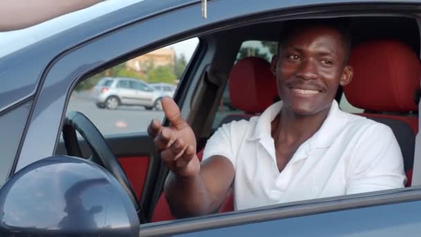 キーを持つ車の中で美しいアフリカ系アメリカ人男性 — ストック動画