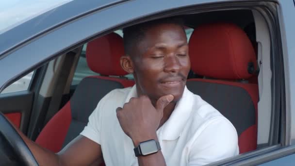 Вродливий Афроамериканець Машині Думає — стокове відео