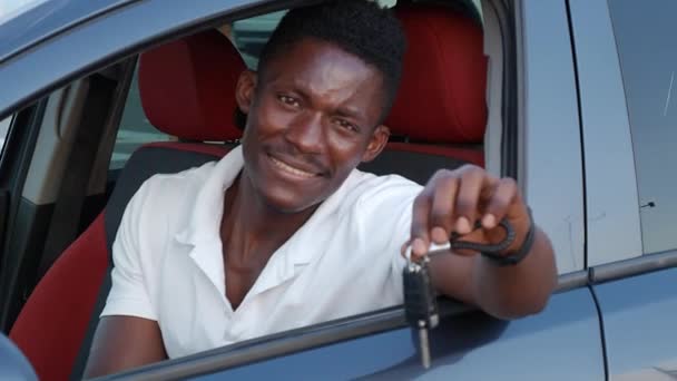 キーを持つ車の中で美しいアフリカ系アメリカ人男性 — ストック動画