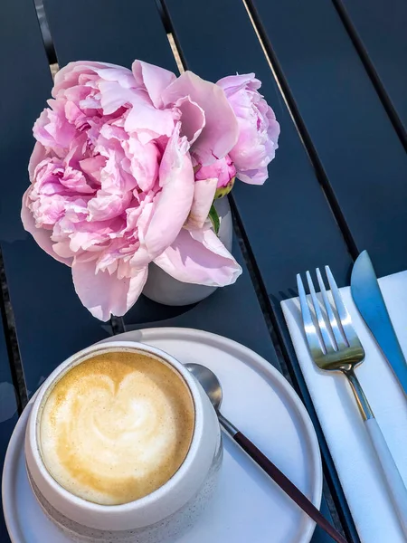 Desayuno Capuchino Servido Una Mesa Cafetería Aire Libre — Foto de Stock