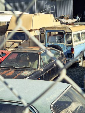 Hurdalıkta eski arabalar.