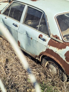 Hurdalıkta eski arabalar.