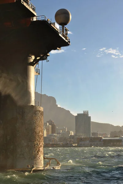 Blick Auf Den Hafen Von Kapstadt Mit Einer Bohrinsel Vor Stockfoto