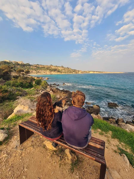 Junges Paar Genießt Einen Herrlichen Blick Auf Die Felsige Küste Stockbild