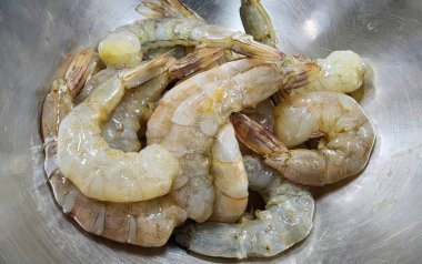 Pişirmek için Paslanmaz Çelik Kasede Kuyruklu Taze Çiğ Kabuklu Karides