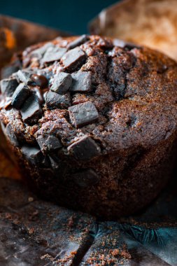 Yandan otlatma ışığı, ön planda siyah çikolata parçalı bir kek. Durgun hayat