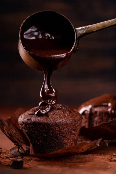 Smält Mörk Choklad Hälls Chokladmuffins Mörkbrun Komposition Och Bakgrund Stilleben — Stockfoto