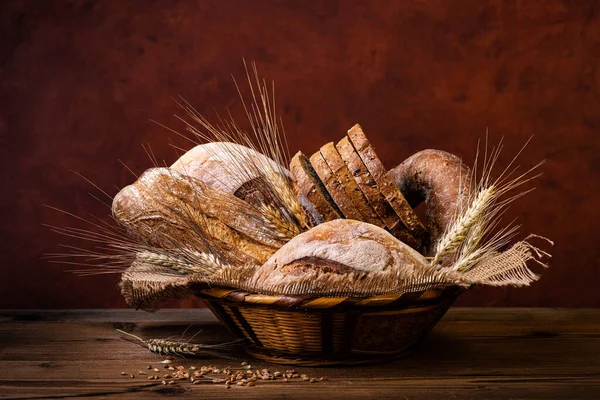 Nel Cesto Vimini Diversi Tipi Pane Integrale Con Semi Cereali — Foto Stock