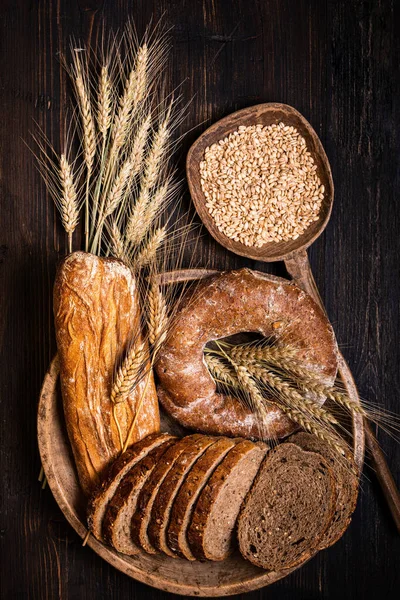 Sul Tavolo Rustico Legno Piatto Legno Con Diversi Tipi Pane — Foto Stock