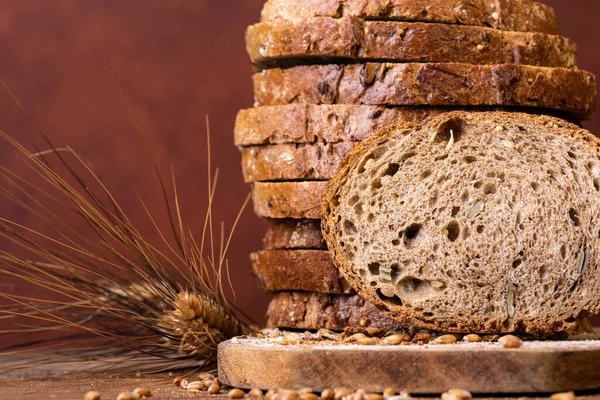 Nelle Fette Primo Piano Del Pane Integrale Con Semi Cereali — Foto Stock