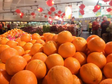 Marketteki meyve rafında olgun ve taze portakallar. Seçici odak.