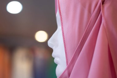 Moda evinde tesettürlü kadın Müslüman manken görüntüsü. Başörtüsüne yumuşak odaklan.