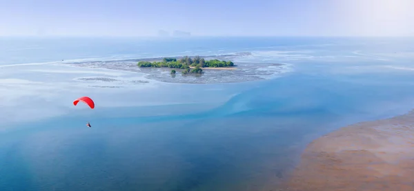Hareket Bulanıklığı Yazın Mavi Bir Okyanusun Üzerinde Uçan Kırmızı Paraglider — Stok fotoğraf