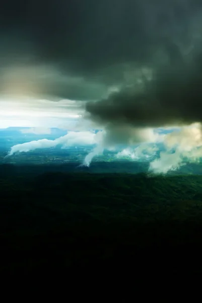 Rozmycie Ruchu Dramatyczne Ciemne Chmury Burzowe Nad Zielonym Lasem Górami — Zdjęcie stockowe