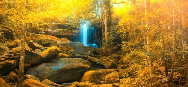 Herbstlicher Wasserfall Einem Farbenfrohen Wald Nach Jahreszeit Leuchtende Blätter Langzeitbelichtung — Stockfoto
