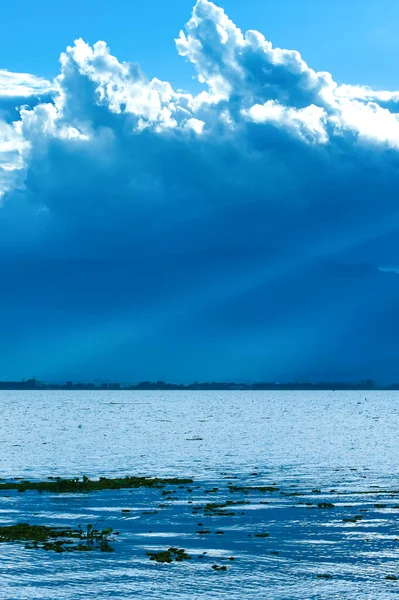 Dramáticas Nubes Lluvia Cubren Lago Las Montañas Azules Haz Luz — Foto de Stock