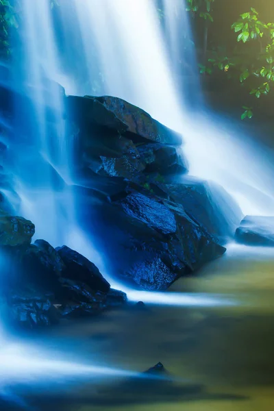 Cachoeira Tropical Pura Nascer Sol Folhagem Verde Fresca Grownig Perto — Fotografia de Stock