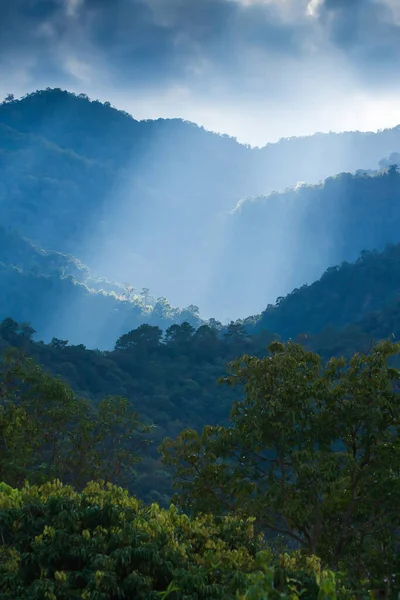 Драматичний Схід Сонця Світить Крізь Хмари Вершину Гори Зелений Ліс — стокове фото