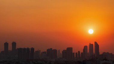 Gün batımında Bangkok ufuk çizgisinin panoramik hava manzarası, iş bölgesinin arkasında parlayan güneş. Tayland. Seçici odak.