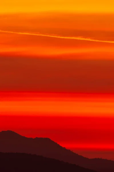 Dramatische Wolken Himmel Über Den Bergen Bei Sonnenuntergang Magische Wellen — Stockfoto