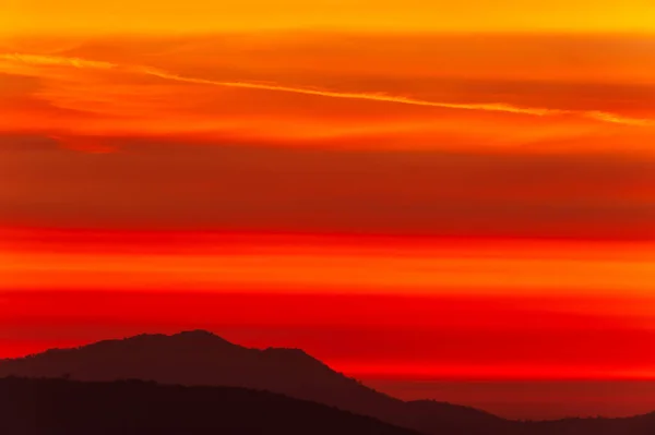 Dramatické Mraky Zapadající Obloze Nad Horami Magické Mraky Rudé Obloze — Stock fotografie