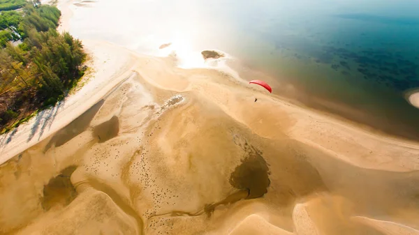 Vista Aérea Parapente Vermelho Voando Sobre Uma Ilha Textura Praia — Fotografia de Stock