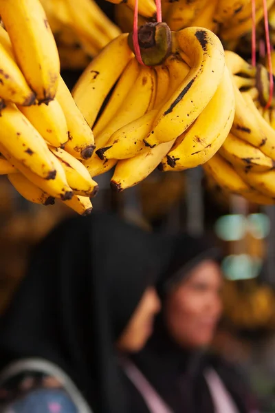 Zbliżenie Dojrzałe Owoce Bananów Wyświetlane Lokalnym Sklepie Spożywczym Banda Dojrzałych — Zdjęcie stockowe