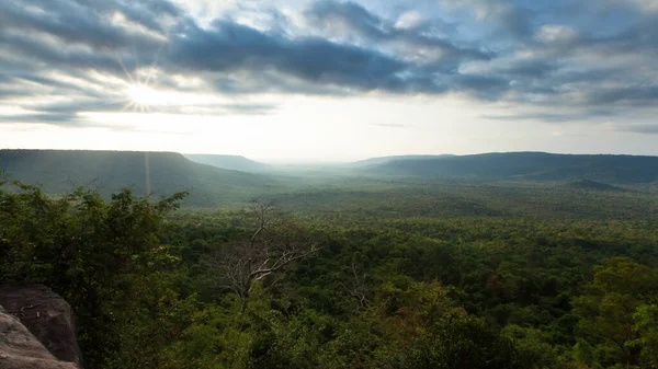日出时的山脉景色和绿色热带森林 从山顶往外看 泰国和柬埔寨边境附近的国家公园 注重森林 — 图库照片