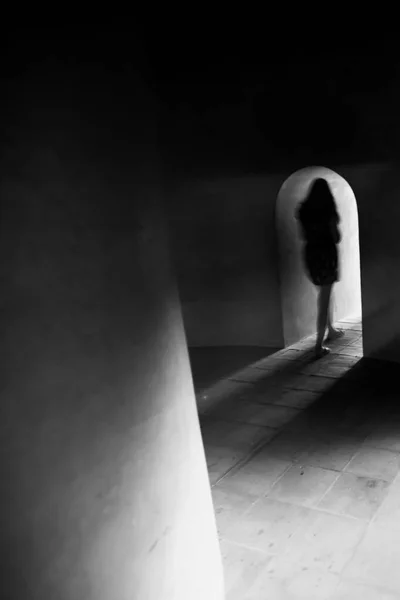 Donna Sconosciuta Cammina Sola Nel Buio Antico Seminterrato Con Luce — Foto Stock