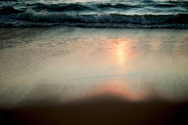 Egy Nyugodt Trópusi Strand Naplementekor Óceánhullámok Zuhantak Parton Napnyugta Tükröződik — Stock Fotó