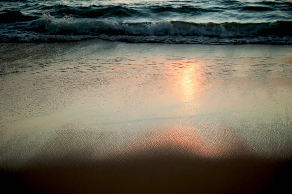 Une Plage Tropicale Tranquille Coucher Soleil Les Vagues Océan Écrasent — Photo