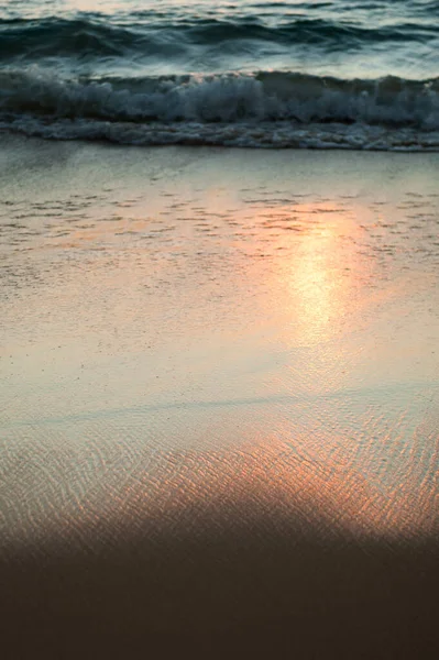 Спокійний Тропічний Пляж Заході Сонця Океанічні Хвилі Розбиваються Берег Сонячне — стокове фото