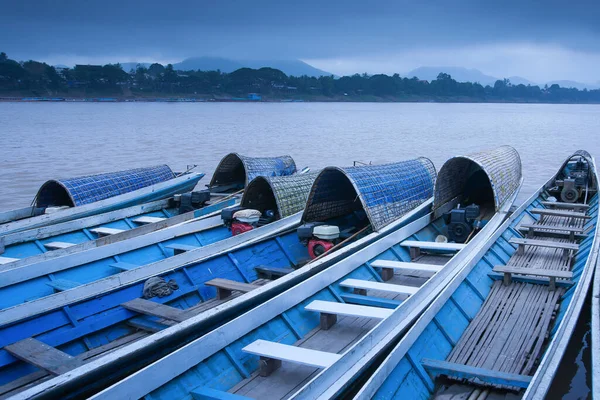Παραδοσιακό Ξύλινο Επιβατηγό Σκάφος Μια Τοπική Προβλήτα Στον Ποταμό Μεκόνγκ — Φωτογραφία Αρχείου