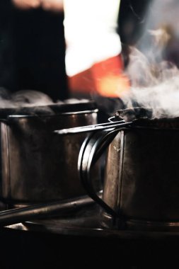 Eski paslanmaz çelik kaplar, kupa ve kumaş filtre kahve eski bir kahve dükkanında buharlı. Luang Prabang, Laos. Ota buharla odaklan..