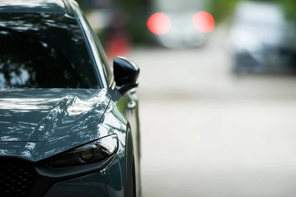 Vista Frontal Moderno Carro Verde Oliva Brilho Limpo Estacionado Uma — Fotografia de Stock