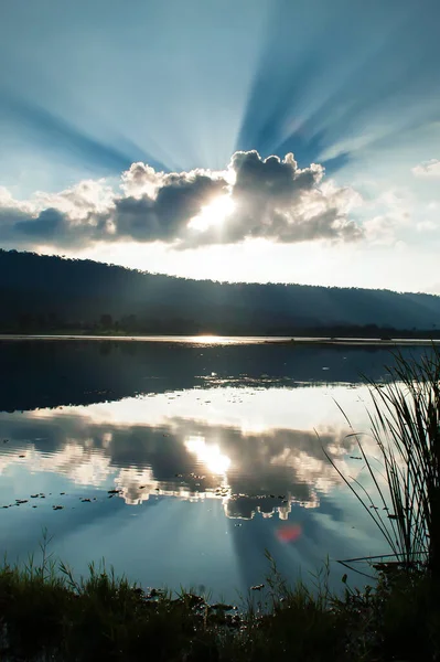 Nuvole Drammatiche Sul Cielo Del Tramonto Lago Raggio Sole Che — Foto Stock